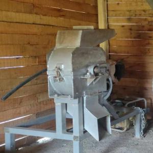 Broyeur à vendre - Madagascar - matériels machines nous mettons en vente un broyeur type à marteaux (16) -----> capacité - 150kg/h--> en inox,  bâti en profilé fer noir--> moteur diesel 10cv,  démarrage manuel--