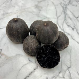 Citron noir LOOMI - épices aromates le citron noir est un condiment incontournable de la cuisine perse. ce n’est pas réellement un citron mais une autre variété d’agrume appelée lime d’où son nom perse loomi.----sur l’arbre,  il se présente sous la forme d’un petit citron vert qui est cueilli. ensuite