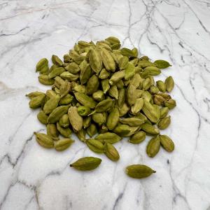 Cardamome verte  - épices aromates lorsque que le fruit a atteint sa maturité,  le producteur les récolte à la main. les cosses sont ensuite séchées à l’ombre afin de garder leur couleur et toute leur fraîcheur.--notre cardamome verte est cultivée dans l'ouest du pays. le petit pr