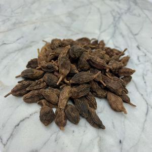 Cardamome noir - épices aromates les fruits sont cultivés à la main lorsqu'ils ont atteint leur maturité. les fruits sont ensuite séchés au feu de bois afin d'obtenir un parfum doux et fumé.----pour conserver la cardamome noire,  il vous est conseillé d'ouvrir les cosses que lorsque v