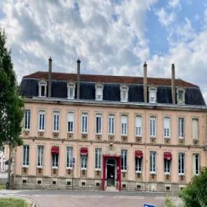 VENT Hôtel Restaurent  - autres vent mur d'un hôtel restaurent  région champagne  en france --hôtel 30 chambre des travaux relaissé ressèment--restaurent 50 couvercles --salle de séminaire 50 personnes--actuellement loué     5000.00€ par mois --prix 620 000.00 euros pour les murs  soi