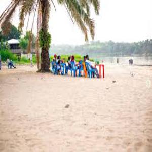 Terrain à batir sur une plage au bord de l'eau .