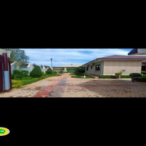 Location d'une villa meublée située à Lubumbashi  - mine terrain concession villa meublée à louer dans la ville de lubumbashi précisément au quartier golf plateau.--superficie - 1400m²--prix locatif - 3000$ par mois + 1 mois pour la commission --