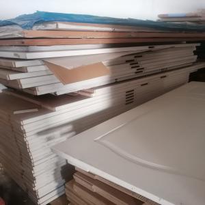 : Lot ,  600 Portes en bois,sur palettes.  - autres lot de 600 portes en bois,  sur palettes. jamais utilisées. protections - 90 % d’origine. sans poignées,  ni chambranle.