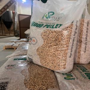 Pellets / Granulés de bois - energie renouvelable fournisseurs de pellet de bois a1 certifié enplus avec une usine de production d'une capacité de 15 000 tonnes par mois. --pret a livrer sur tous les ports a un prix compétitif. interessés ,  veuillez me contacter. cordialement.