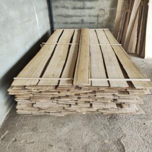 Planches de surf en Paulownia. - bois charbon fibre deux mètres cubes de planches de paulownia de 10 à 30 cm de large,  10 mm d'épaisseur et 2, 5 mètres de long,  bien sèches. sciés bruts sur deux faces,  ils présentent leur côte ou écorce naturelle.