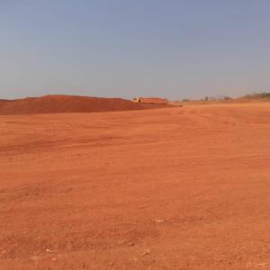 Bauxite en vente. Urgent !!! - mine terrain concession urgent,  urgent !!----bauxite en vente ! ----spécificités ------ alumina -                       (al203).--- silica dioxide -              (sio2).--- iron oxide -                    (tio2).--- loss ignition -                 (loi).----vente - fob port de départ (cif possible apr&