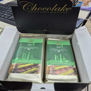 Chocolake de Dubaï à la pistache  Exclusivité - produits sucrés bonjour,  nous proposons le nouveau produit à la mode chocolake le chocolat à la mode fourré à la pistache ,  nous disposons de la version premium du chocolat 190g  ,  caisse de 10 pièce ,  - caisses par carton ,  55 cartons sur palette soit 3300 pièces par palet