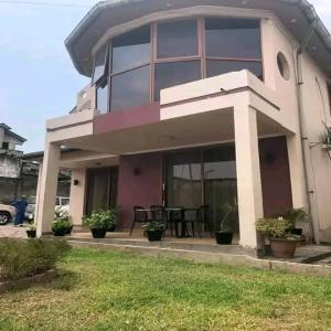 Villa située à Kinshasa au quartier Delvaux  - mine terrain concession belle villa de 4 chambres plus annexe.  située à kinshasa,  en face du quartier météo en république démocratique du congo.  prix - 270.000 usd $ 