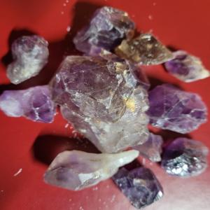 LOT AMETHYSTES - pierre roche lot de 10 améthystes --origine niger--pierres brutes--pierres semi-précieuses--idéal pour les bijoutiers et magasins ésotériques--minéral au violet envoûtant,  l'améthyste est symbole de sérénité et de sagesse. pierre vertueu