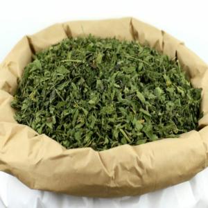 Feuilles d'ortie séchées  - épices aromates produit bio. origine- tunisie. l'ortie,  c'est l'une des plantes médicinales les plus efficaces,  riche en vitamines a,  b et c.l'ortie est également fortement minéralisée en fer,  calcium,  magnésium,  potassium et phosphore. les bienfaits connus de l'ortie sont- - tr&e