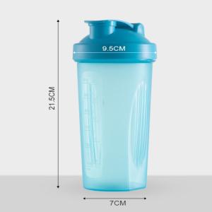 shaker gourde en pp sans ba - conditionnement nous proposons des shaker gourdes en pp sans ba,  graduée,  capacité 600ml,  bouchon avec accroche,  design avec prises latérales,  accessoire - boule en acier inox,  une dizaine de couleurs disponibles,  sachet opp ou boîte cartonné,  personnalisation impression logo uv,  t