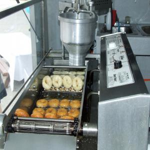 Vend machines pour Donuts Americains - matériels machines vends machine pour donuts ( modèle américain) petite dimension  capable de faire 40-70 douzaines à l heure .contactez nous pour plus de details. clients serieux seulement.  