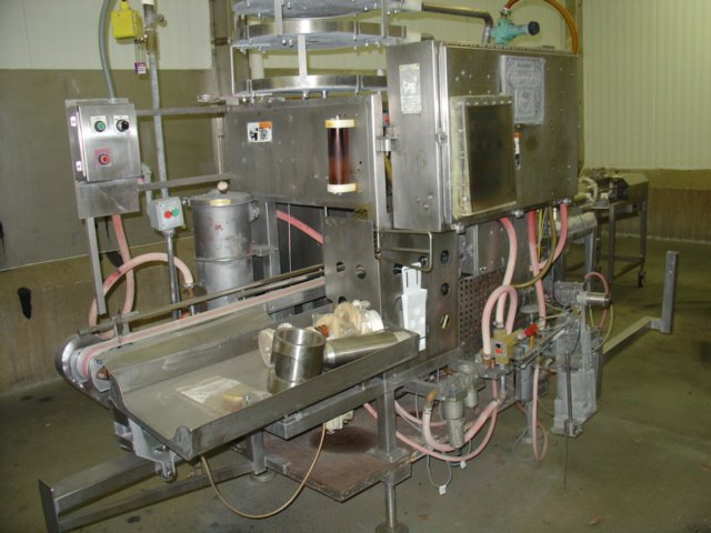 Clipadora automática en continuo Tipper Tie RS420 - matériels machines the rs4201 stuffer/clipper is a packaging machine capable of handling a variety of hard and soft emulsions,  as well as chunk meats including ham and ground beef products. all conventional pump stufffers and portioners can be used with the rs4201.  stuffed casings are fed into the machine,  and when t